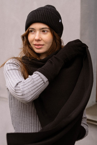 SALANIDA Merino Wool Scarf in Black | VIA